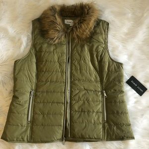XL vest with fur New never worn